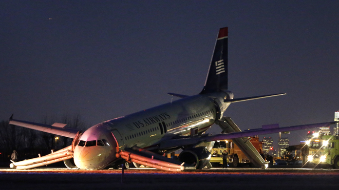 L'Airbus A320 de la compagnie US Airways endommagé, le nez à la fin de la piste de l'aéroport international de Philadelphie, USA, le 13/03/2014 (PH/DR)