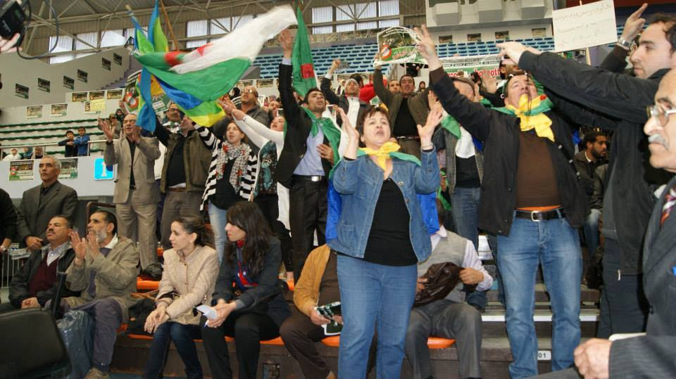 Le RCD d'habitude drapée du drapeau algérien,  a opté cette fois pour le drapeau amazigh pour mettre en scène son reniement (PH/DR)