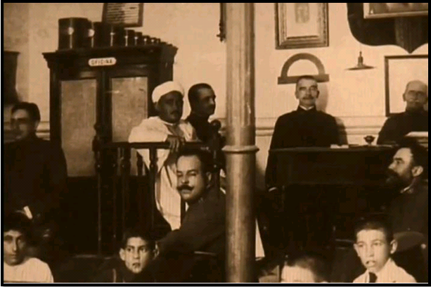 Abdelkrim El Khattabi au tribunal au Maroc, après avoir été capturé par les Espagnols à la fin de la guerre du Rif en 1926 (PH/DR)