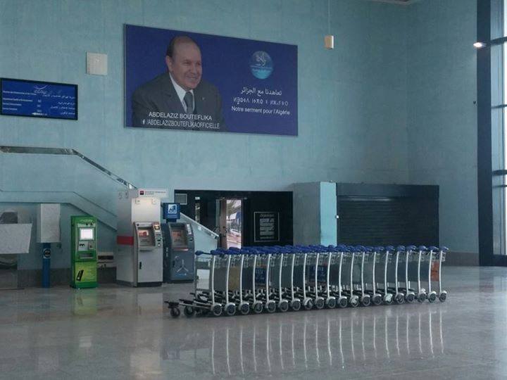 Affiche électorale du candidat, président sortant Bouteflika, à l'aéroport d'Alger (PH/Badrou Zeggar)