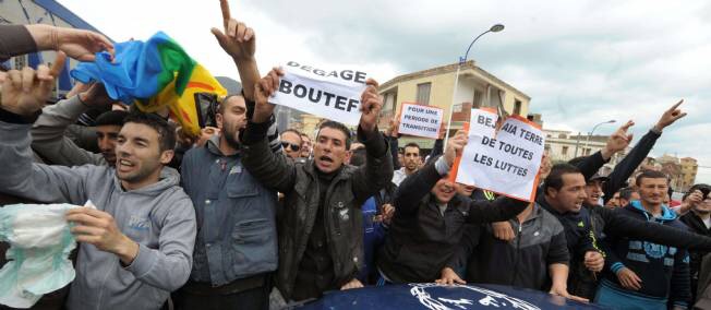 Des manifestants scandent des slogans hostiles au président sortant Abdelaziz Bouteflika, à Béjaïa, deuxième ville de Kabylie, le 5 avril 2014. © Sidali Djarboub / AP/SIPA