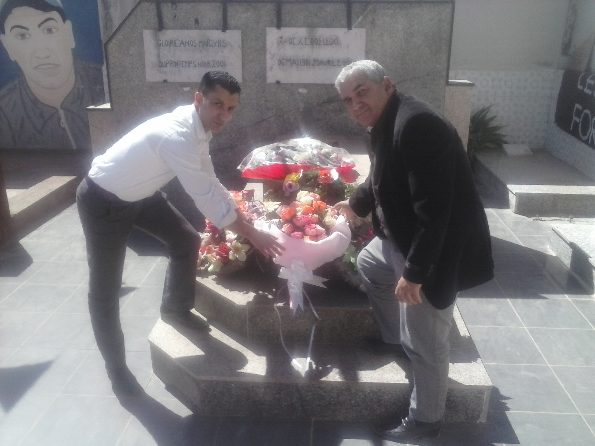 Le MAK se recueille sur la tombe de Guermah Massinissa