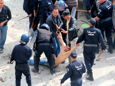 Lynchage d'un jeune kabyle par les  brigades de répression algériennes à Tizi-Ouzou (PH/DR)