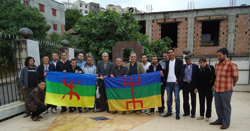 La délégation du MAK devant la tombe de Matoub Lounès à Tawrirt Moussa ( PH/DR)