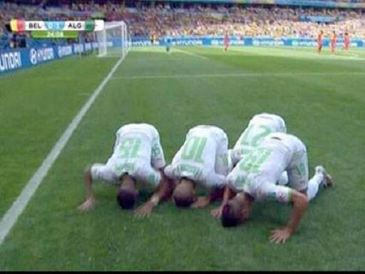 La prière des joueurs algériens après un penalty inscrit contre les Belges. PH/DR