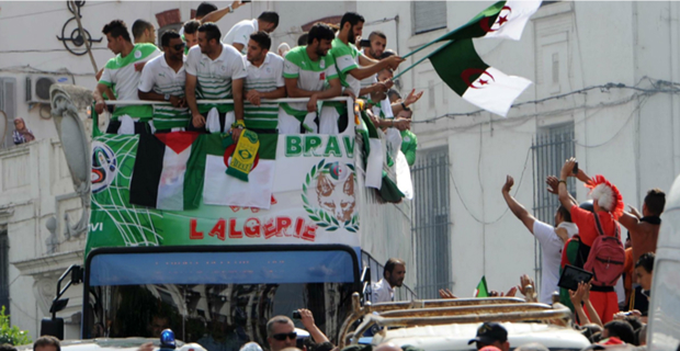 Les joueurs algériens arborant le drapeau du hamas, Alger le 02/07/2014 (PH/DR)