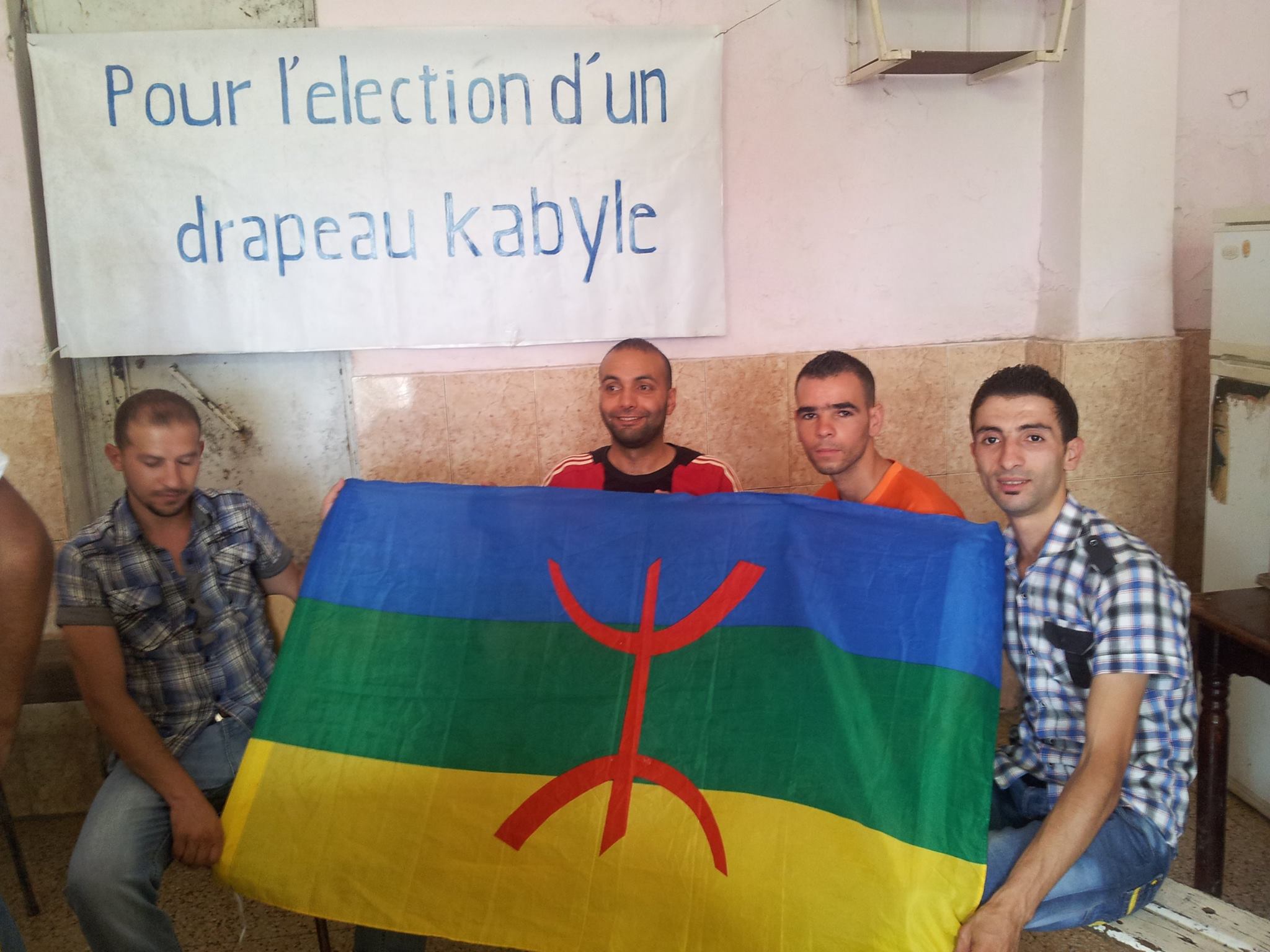 Election du drapeau Kabyle à Ait Mislaïne : Le MAK poursuit avec succès l’édification du futur Etat kabyle