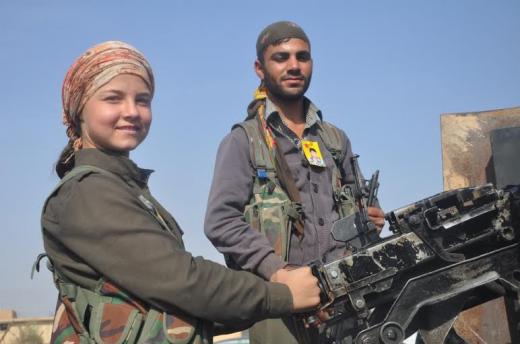 Une combattante et son camarade se préparent à se rendre sur la ligne de front, à Ras al-Ayn. (Photo/ Hamid Mesud/France 24)