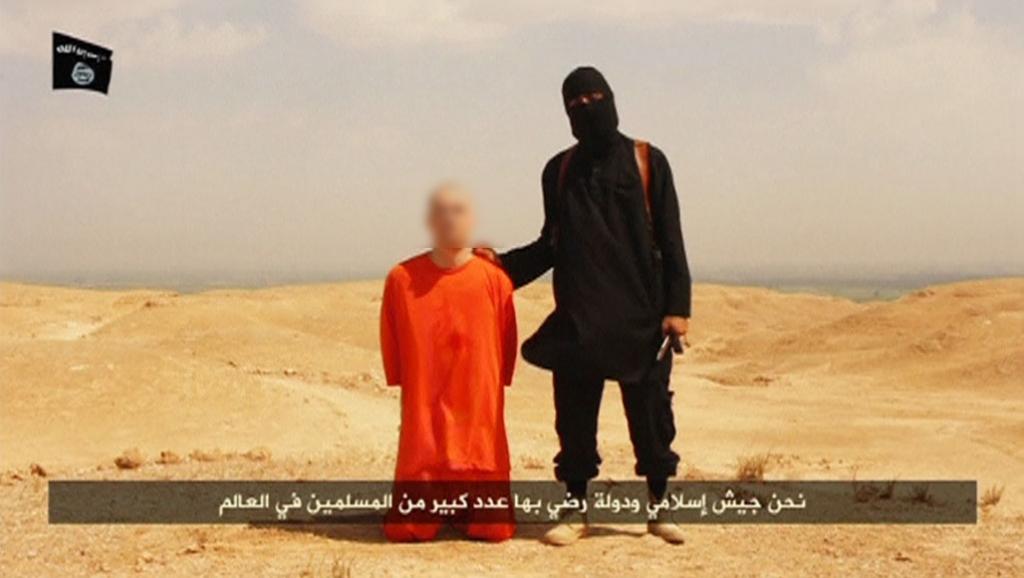 Dans une vidéo de 5 minutes, un djihadiste masqué, au fort accent britannique, et se réclamant de  l’Etat islamique, exécute le malheureux journaliste américain ou lui coupant la gorge avec un couteau. James Foley n’est pas le seul à voir subit cet horrible sort, des centaines de milliers de personnes ont été égorgés de cette façon par des islamistes de tous bords (PH/DR)
