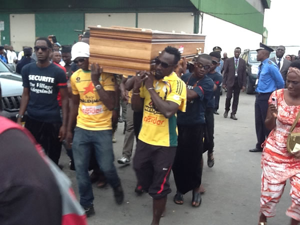 De jeunes camerounais avec des maillots de la JSK aux couleurs de la Kabylie portent le cercueil d'Ebossé (PH/DR)