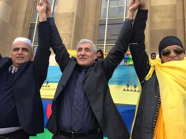 Union sacrée entre le mozabite Kameleddine Fekhar, le kabyle Ferhat Mehenni et le chawi Yella Houha, réunis au Trocadéro sur le Parvis des Droits de l'Homme à Paris le 20/04/2014 (PH/DR)