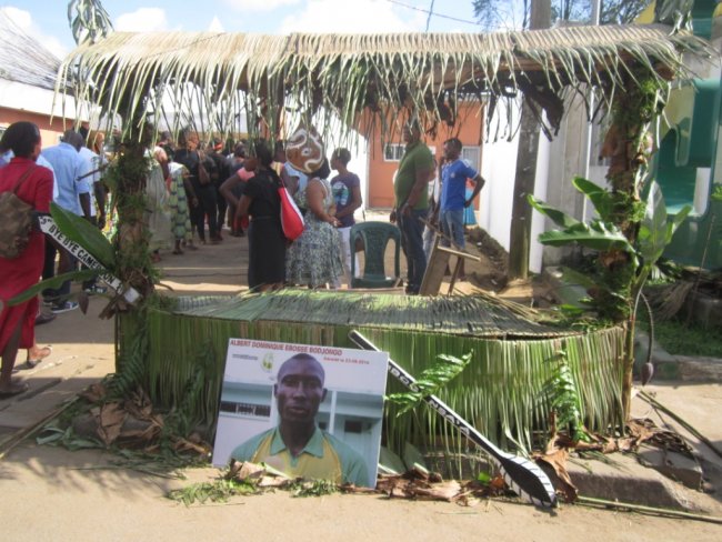 Le cercueil d'Albert Ebossé exposé dans la salle de cérémonie de la morgue de la caserne militaire de Douala. Vendredi 12/09/2014 (PH/DR)