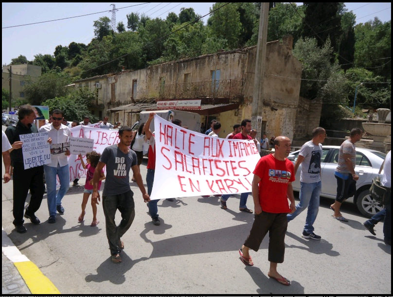 Rassemblement  du 5 juillet 2014 dédié à la jeune lycéenne Katia Bengana, assassinée par les terroristes islamistes pour avoir refusé de porter le voile. La banderole dénonce l’importation d’imams salafsites en Kabylie pour tenter leurr diktat avec le soutien de l'Etat algérien.( PH/DR)