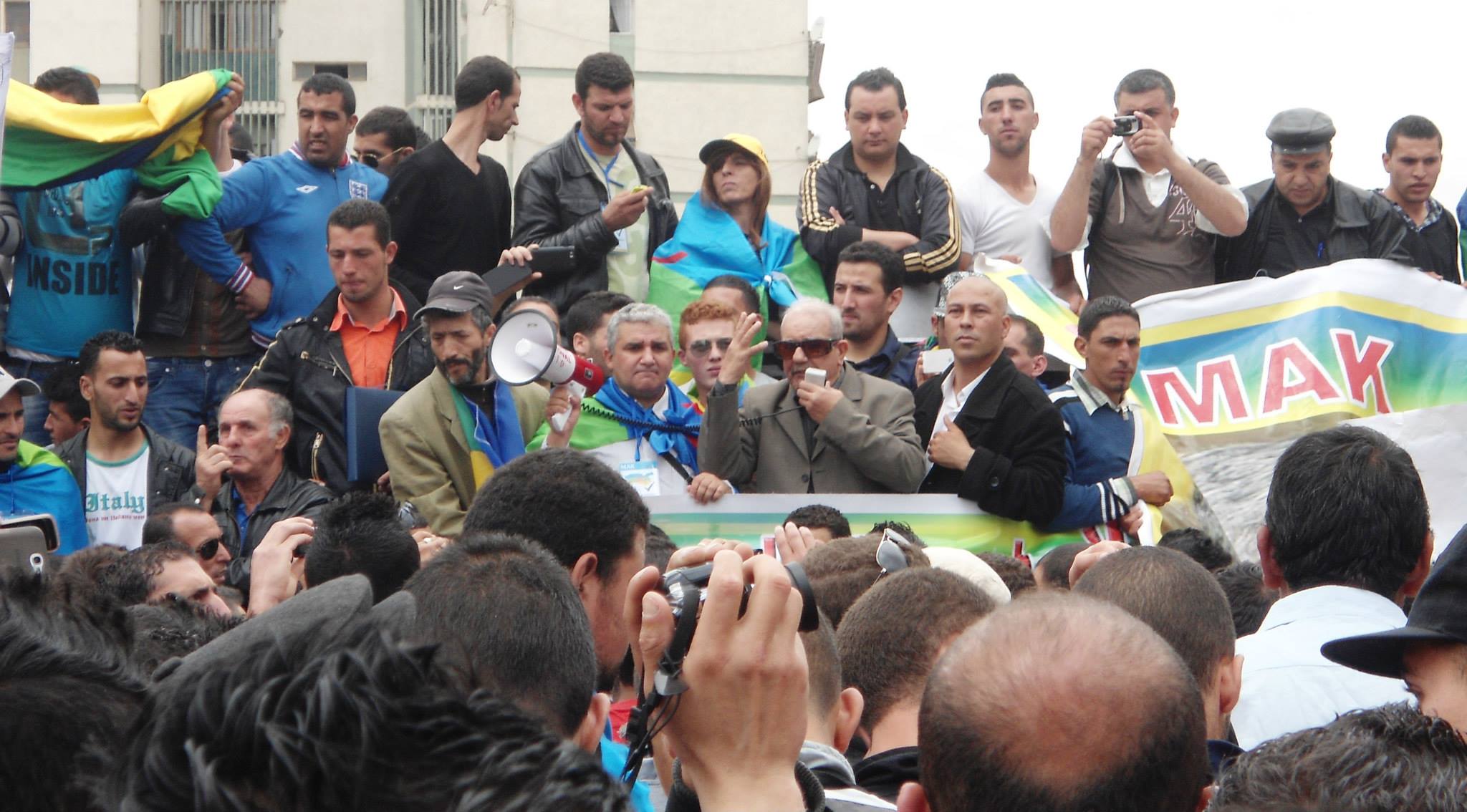 Bouaziz Ait Chebib, président du MAK, au centre avec un mégaphone,  lors d'une marche en Kabylie. PH/Tamurt