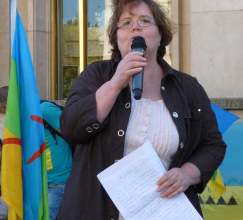 Malika Baraka, militante kabyle de longue date, lors du rassemblement de samedi dernier au Trocadéro où elle avait apporté ce message de soutien après les propos grotesques de Louisa Hanoune (PH/ Kabyles.net)
