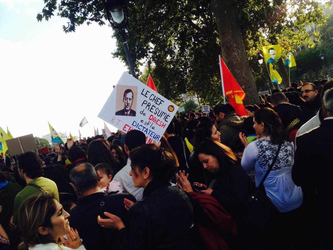 Vidéos de l'intervention de M. Ferhat Mehenni en soutien aux Kurdes de Kobanê aujourd'hui à paris