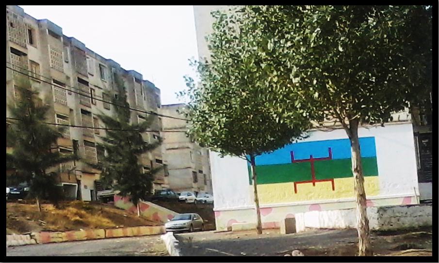 Photo, prise ce matin, du drapeau amazigh qui a été peint sur le mur d'une cité de Boughni. (PH/DR)