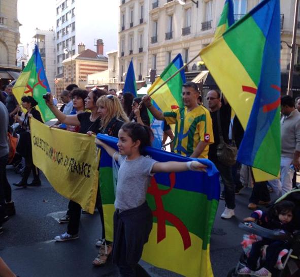 Le Collectif des Amazighs en France lors de la manifestation de solidarité avec les kurdes de Kobanê (PH/DR)