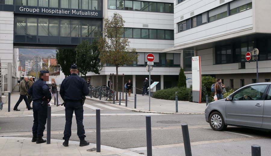 A 15 heures, la clinique d’Alembert de Grenoble, sous surveillance des CRS Français pour veiller à la sécurité du président algérien (Photo Le DL/Marc GREINER)