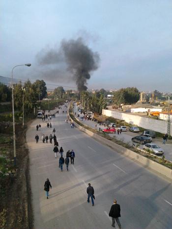 RN12, vue du rond-point Oued Aissi/ 8h00: les Kabyles marchent pour arriver à Tizi Ouzou, 16112014