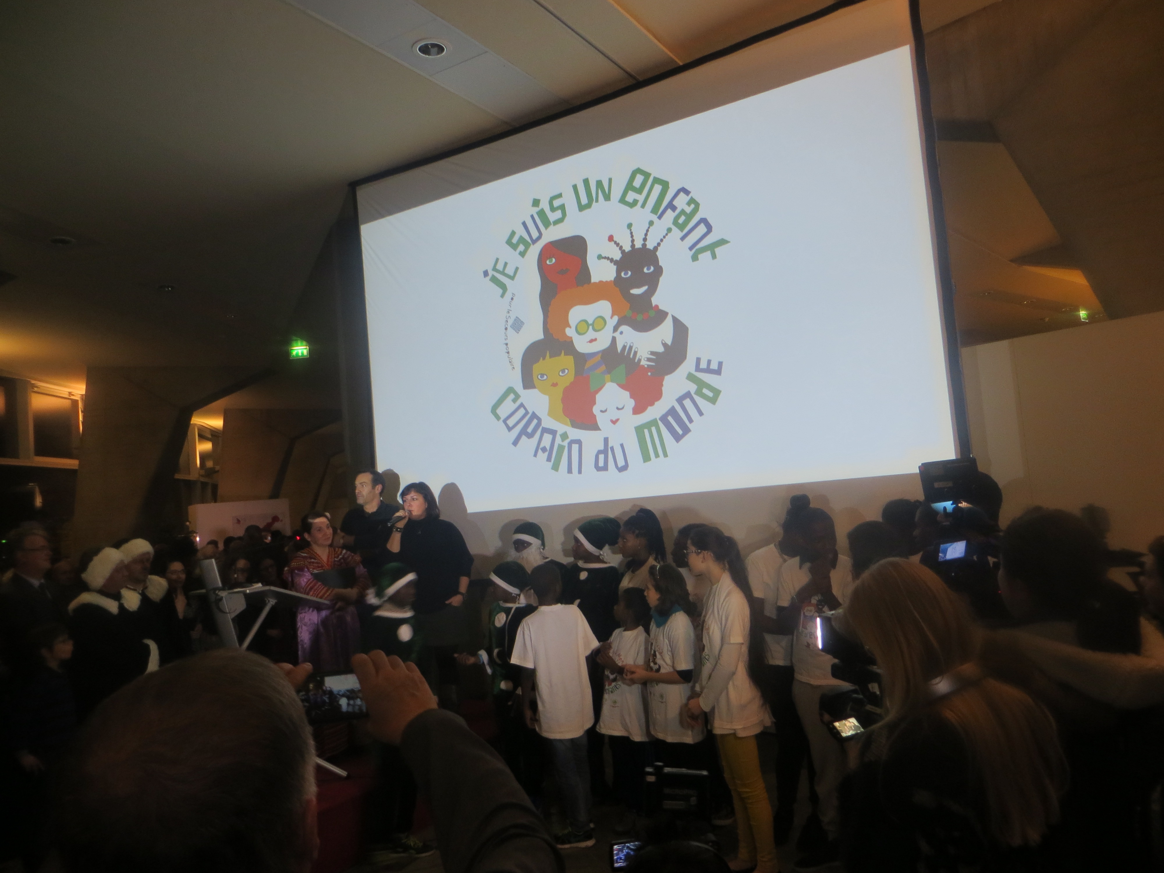 Une poétesse kabyle ouvre la soirée des 70 ans du Secours populaire à l’Unesco