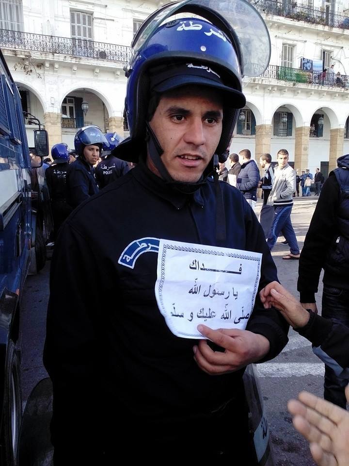 Policier algérien gagné par la foule anti Charlie Hebdo (PH/DR)