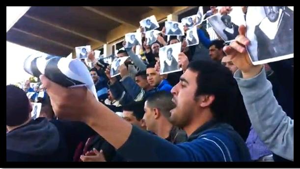 L'esprit de Abdelkrim souffle sur la jeunesse du Rif. Ici des jeunes rifains brandissent des photos de Kahttabi dans un stade de Hoceima (PH/DR)