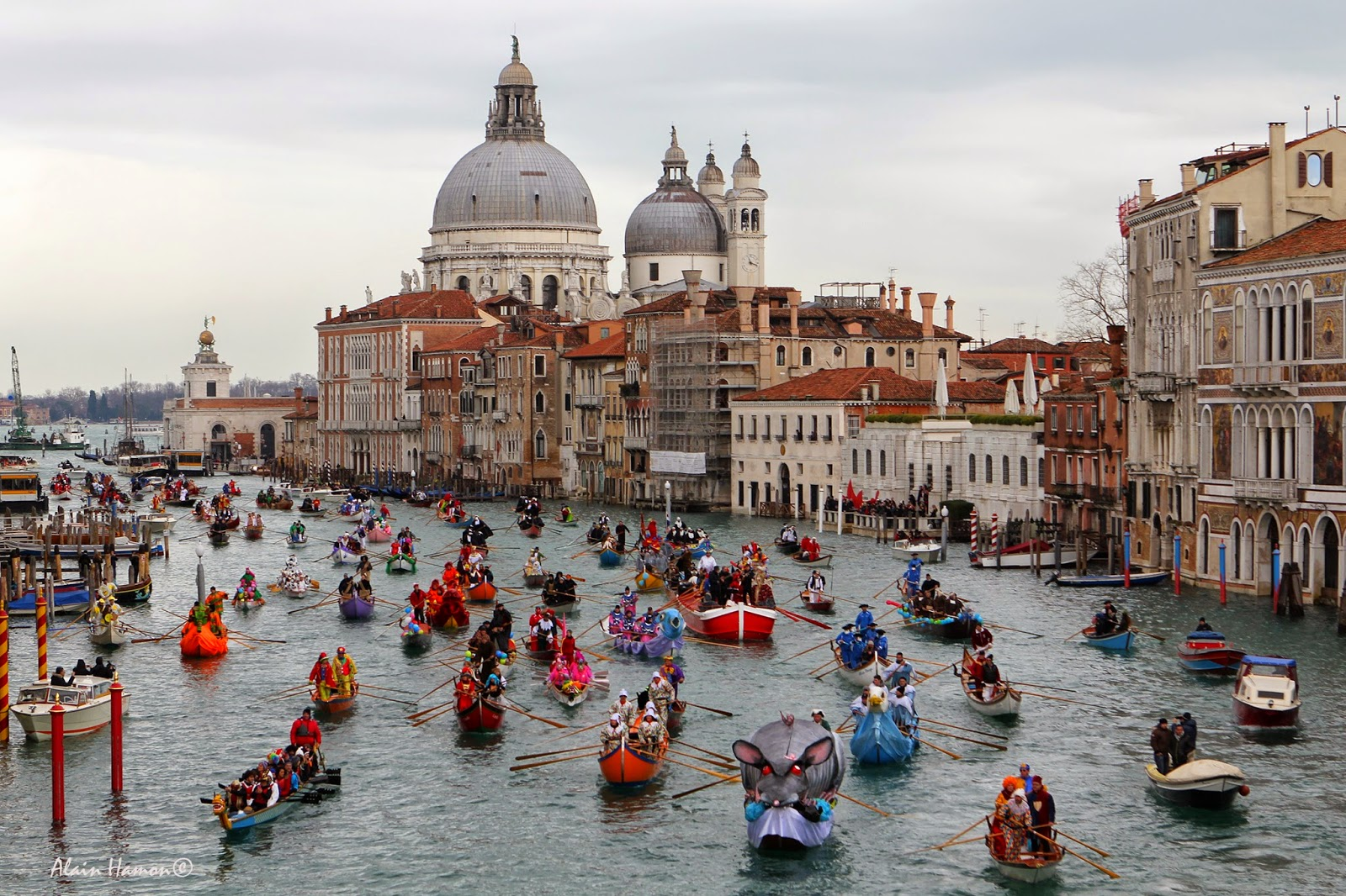 Coup d’envoi du plus célèbre carnaval du monde / Festival de couleur et merveilles à Venise