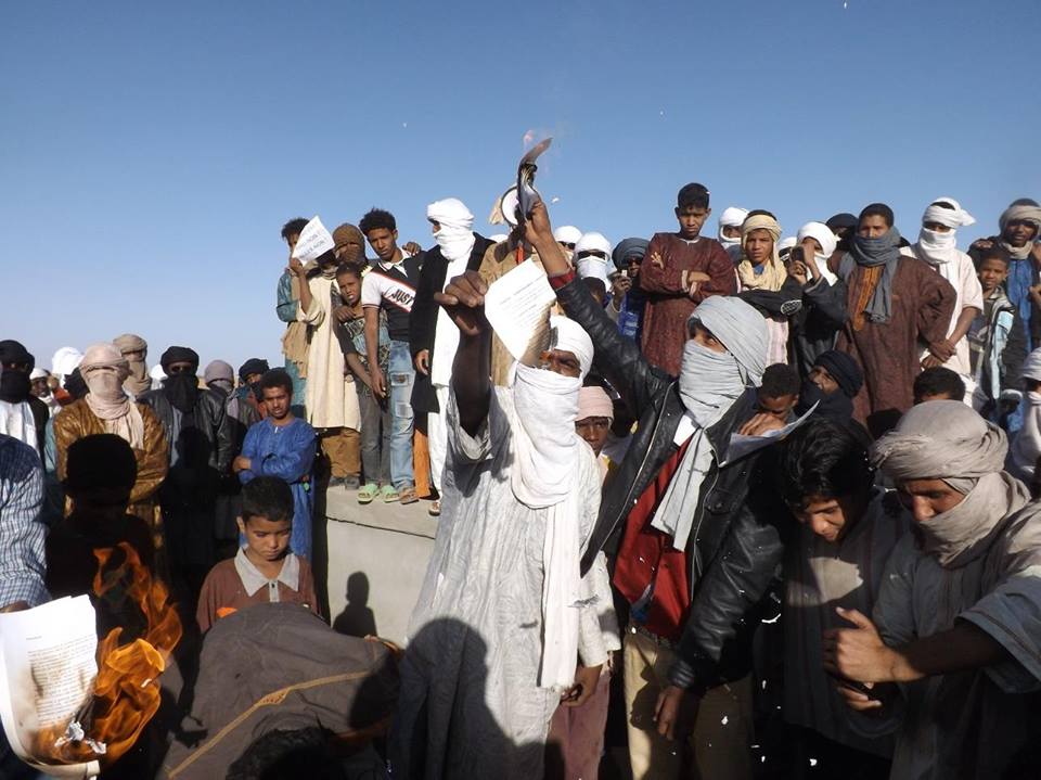 Le texte proposé par la médiation a été brûlé à côté de l'arbre « de la Liberté »(PH/DR)