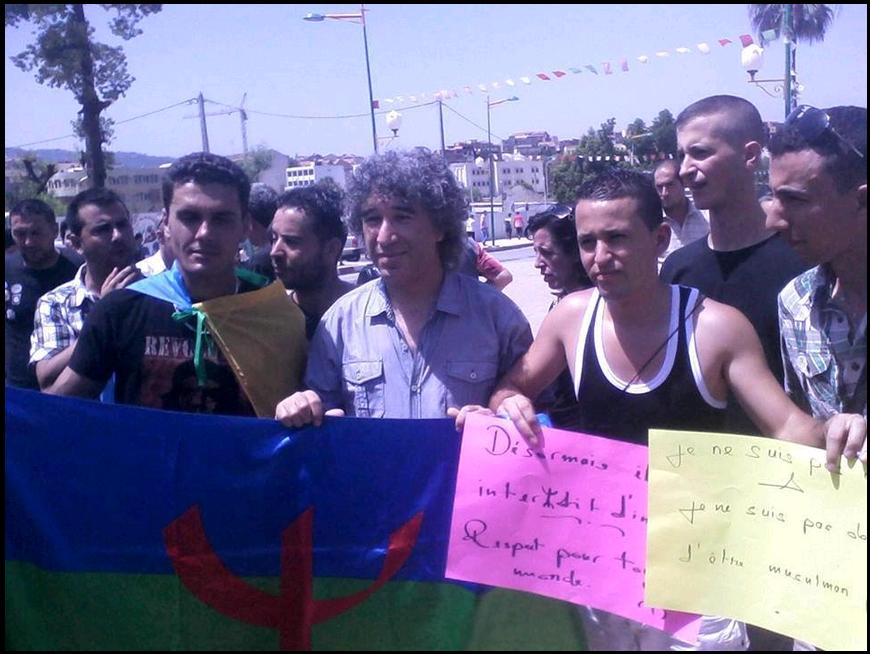 Le chanteur kabyle Zdek Mouloud apportant son soutien aux nos-jeûneurs, le 03 août 2013 à Tizi-Ouzou, Kabylie (PH/DR)