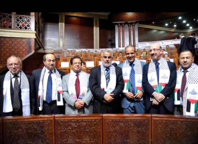 Parlementaires marocains du makhzen autour du premier islamiste du royaume,A. Benkirane. Tous portent des écharpes aux couleurs de ... la Palestine (PH/DR)