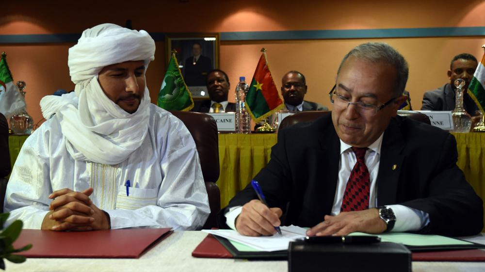 Le secrétaire général du MNLA, Bilal Ag Acherif, et le « médiateur » Ramtane Lamamra, ministres des Affaires étrangères algérien, à Alger, le 19 février 2015. (PH/ AFP)