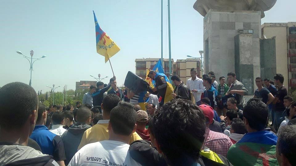 Lever du drapeau kabyle émouvant à Tuvirett (Vidéo)