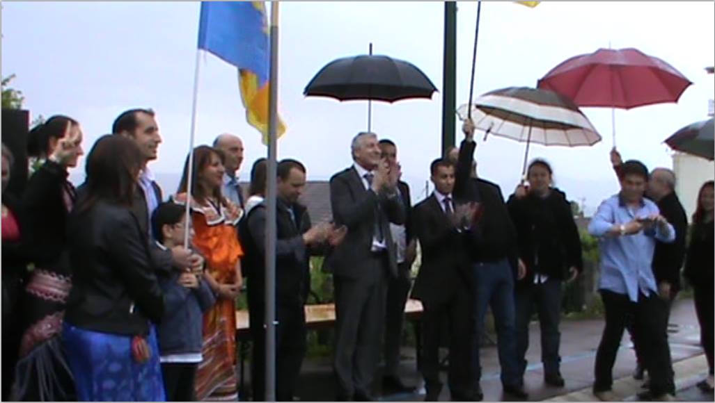 Ferhat Mehenni, Président du Gouvenement Provisoire Kabyle (Anavad) ,  lève le drapeau kabyle à Evian