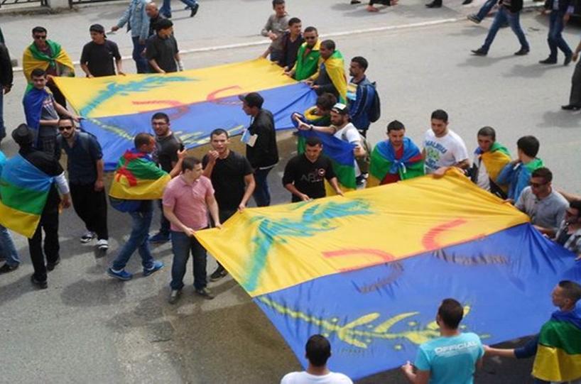 Ici deux groupes de jeunes militants du MAK ouvrent la marche avec des drapeaux kabyles confectionnés par eux-même, 115 drapeaux ayant été confisqués par les douanes algériennes (PH/DR)
