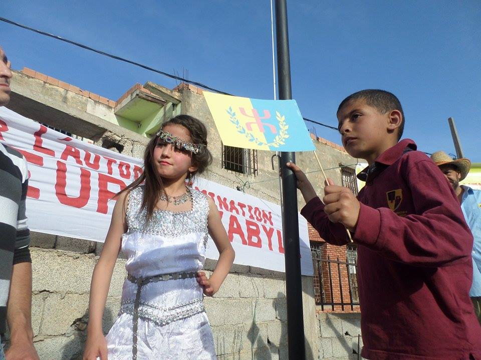 Lever du drapeau kabyle à Smaoun: Un autre succès pour le MAK