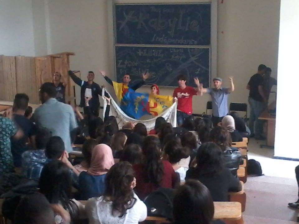 Université Mouloud Mammeri de Tizi Ouzou: Les étudiants du Campus de Tamda  honorent la Kabylie et son drapeau