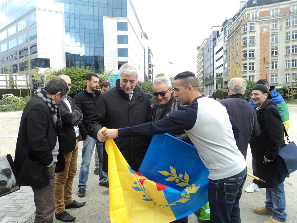 Bruxelles:  Le président de l'Anavad (GPK) lève le drapeau Kabyle dans la capitale européenne