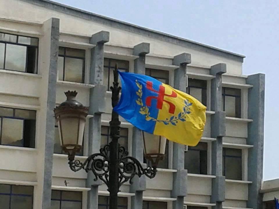 Violation des franchises universitaires à Vgayet: Malgré la répression, les étudiants ont hissé le drapeau national kabyle au campus d'Aboudaw