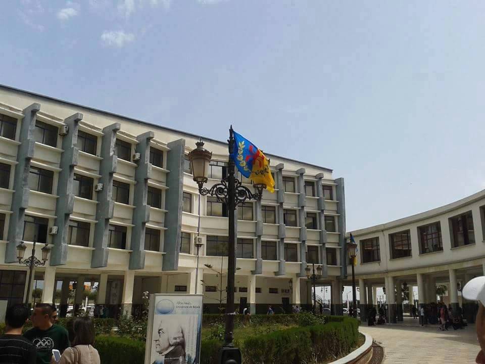 Violation des franchises universitaires à Vgayet: Malgré la répression, les étudiants ont hissé le drapeau national kabyle au campus d'Aboudaw