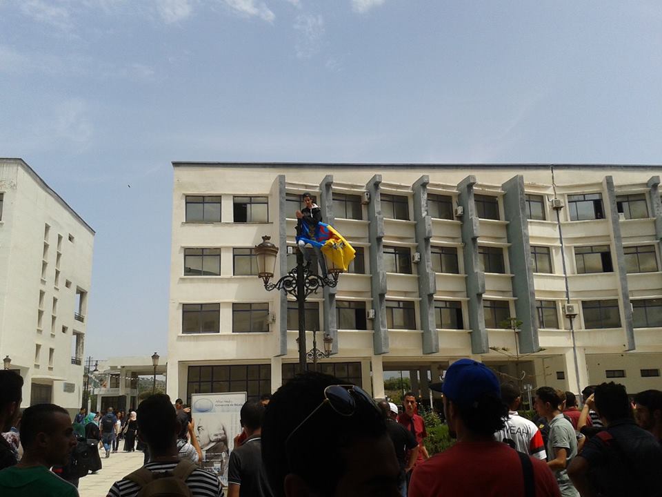 Violation des franchises universitaires à Vgayet: Malgré la répression, les étudiants ont hissé le drapeau national kabyle au campus d'Aboudaw
