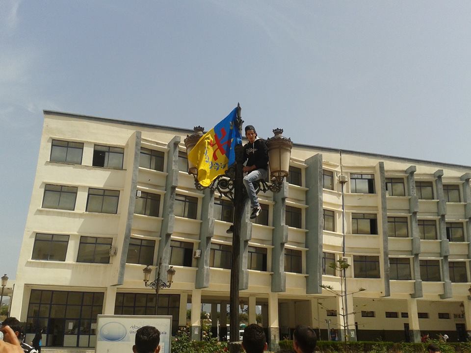 Violation des franchises universitaires à Vgayet: Malgré la répression, les étudiants ont hissé le drapeau national kabyle au campus d'Aboudaw