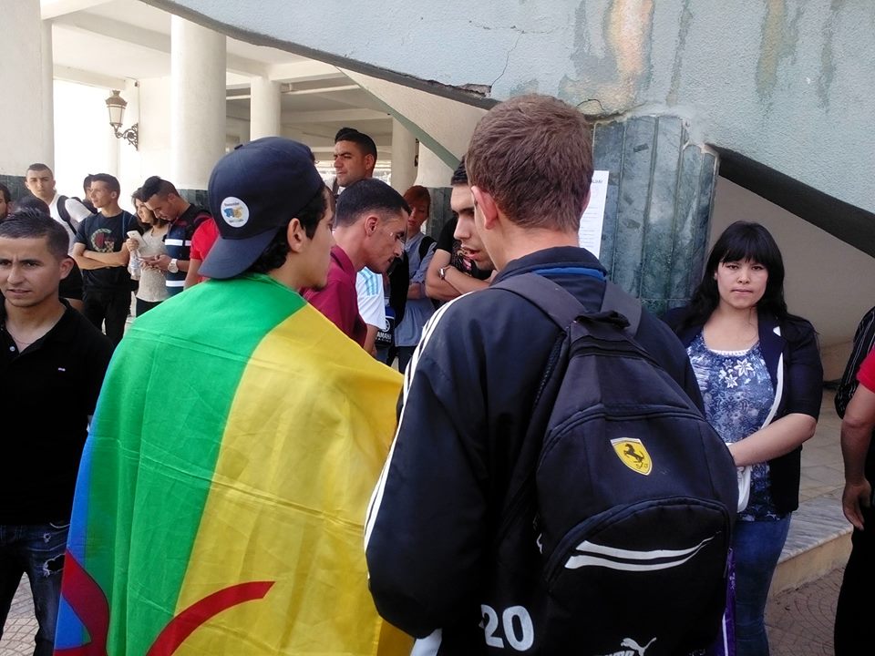 Violation des franchises universitaires à Vgayet: Malgré la répression, les étudiants ont hissé le drapeau national kabyle au campus d'Aboudaw