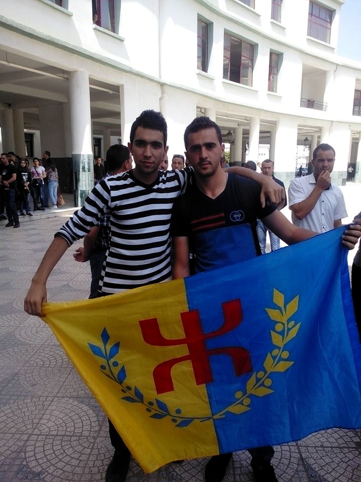 Violation des franchises universitaires à Vgayet: Malgré la répression, les étudiants ont hissé le drapeau national kabyle au campus d'Aboudaw