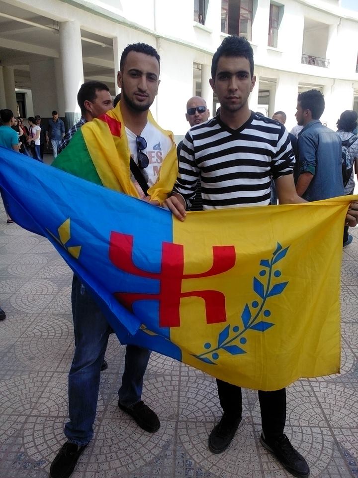 Violation des franchises universitaires à Vgayet: Malgré la répression, les étudiants ont hissé le drapeau national kabyle au campus d'Aboudaw