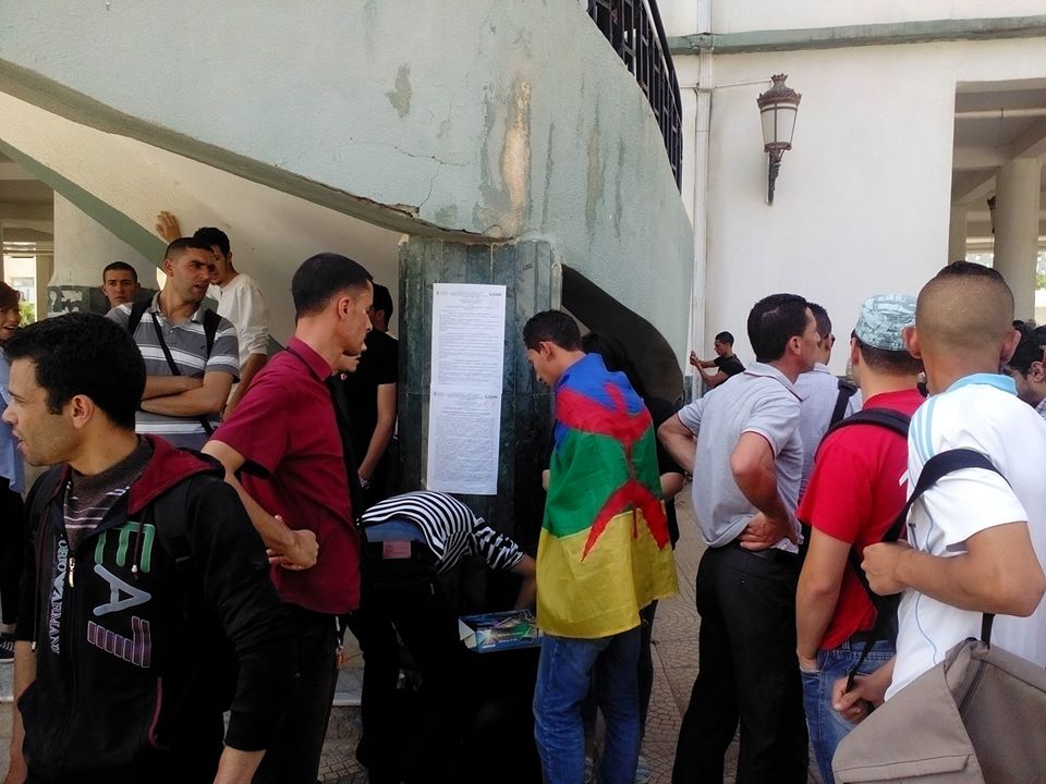 Violation des franchises universitaires à Vgayet: Malgré la répression, les étudiants ont hissé le drapeau national kabyle au campus d'Aboudaw