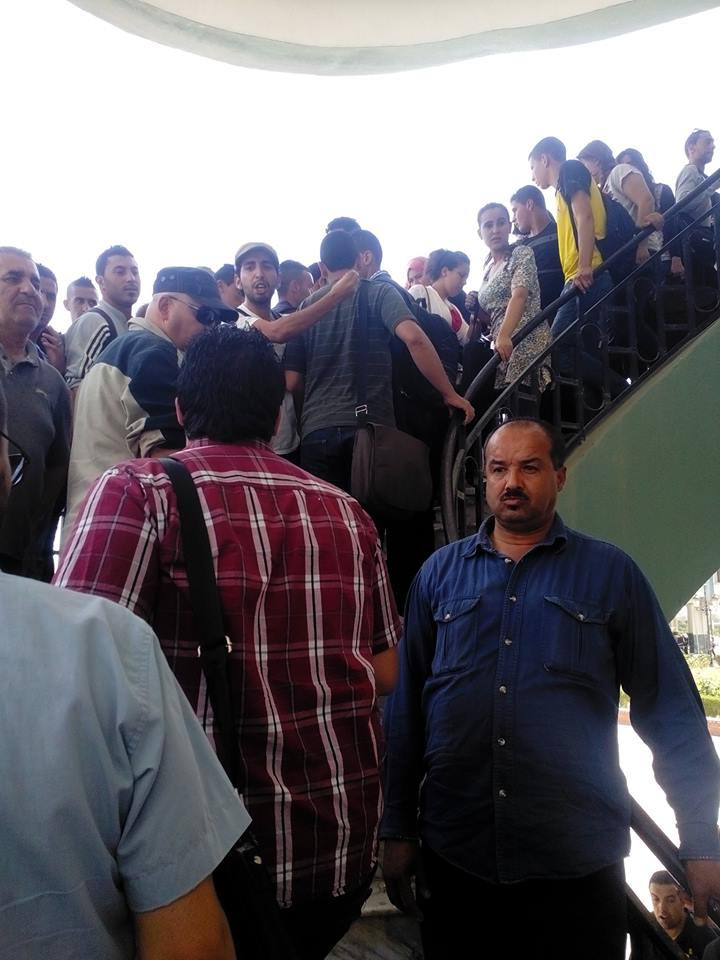 Violation des franchises universitaires à Vgayet: Malgré la répression, les étudiants ont hissé le drapeau national kabyle au campus d'Aboudaw