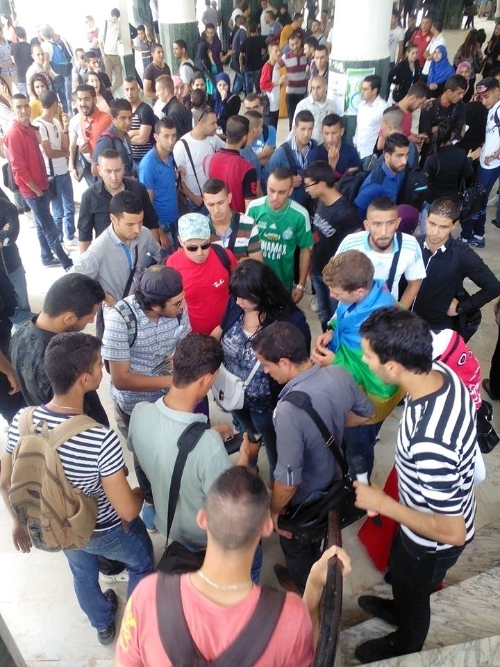 Violation des franchises universitaires à Vgayet: Malgré la répression, les étudiants ont hissé le drapeau national kabyle au campus d'Aboudaw