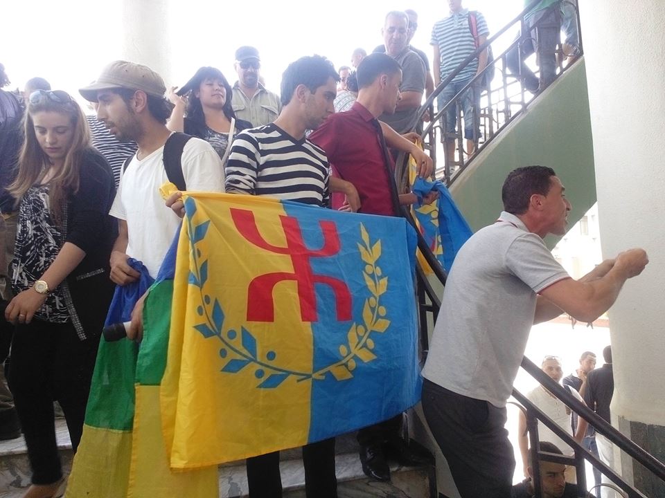 Violation des franchises universitaires à Vgayet: Malgré la répression, les étudiants ont hissé le drapeau national kabyle au campus d'Aboudaw