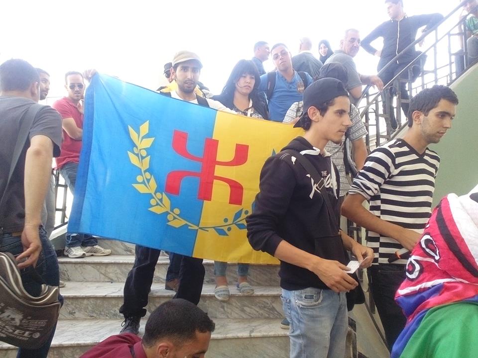 Violation des franchises universitaires à Vgayet: Malgré la répression, les étudiants ont hissé le drapeau national kabyle au campus d'Aboudaw